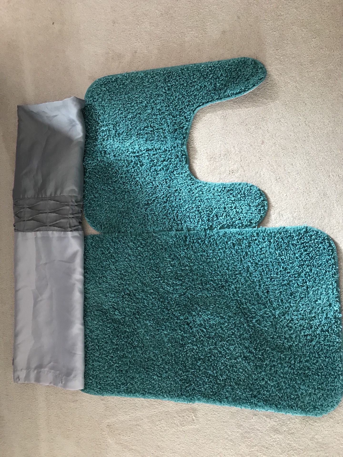 Shower curtain and 2 Bath mat set in good condition