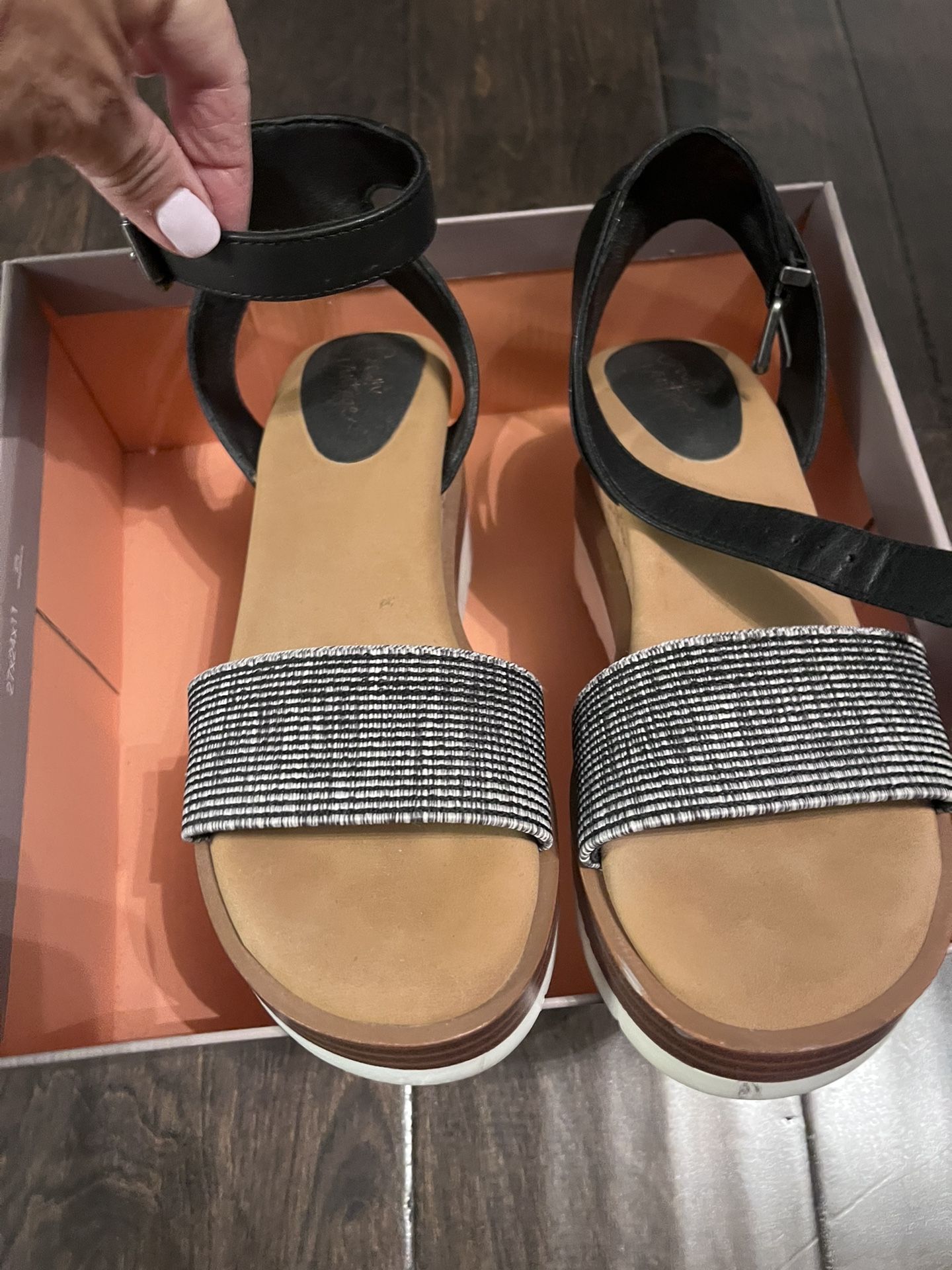 Cute Wedge Sandal Size 7