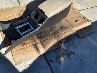 Dodge Charger 06 Center Console