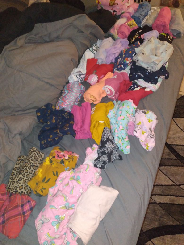Lots of girl clothing sizes 4/4t/5/6