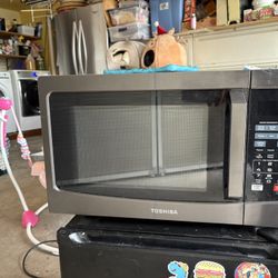 Toshiba Microwave Works great basically brand new 