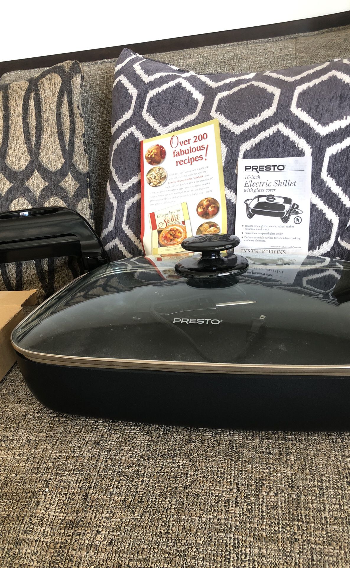 Presto Electric Skillet. Please see all the pictures and read the description
