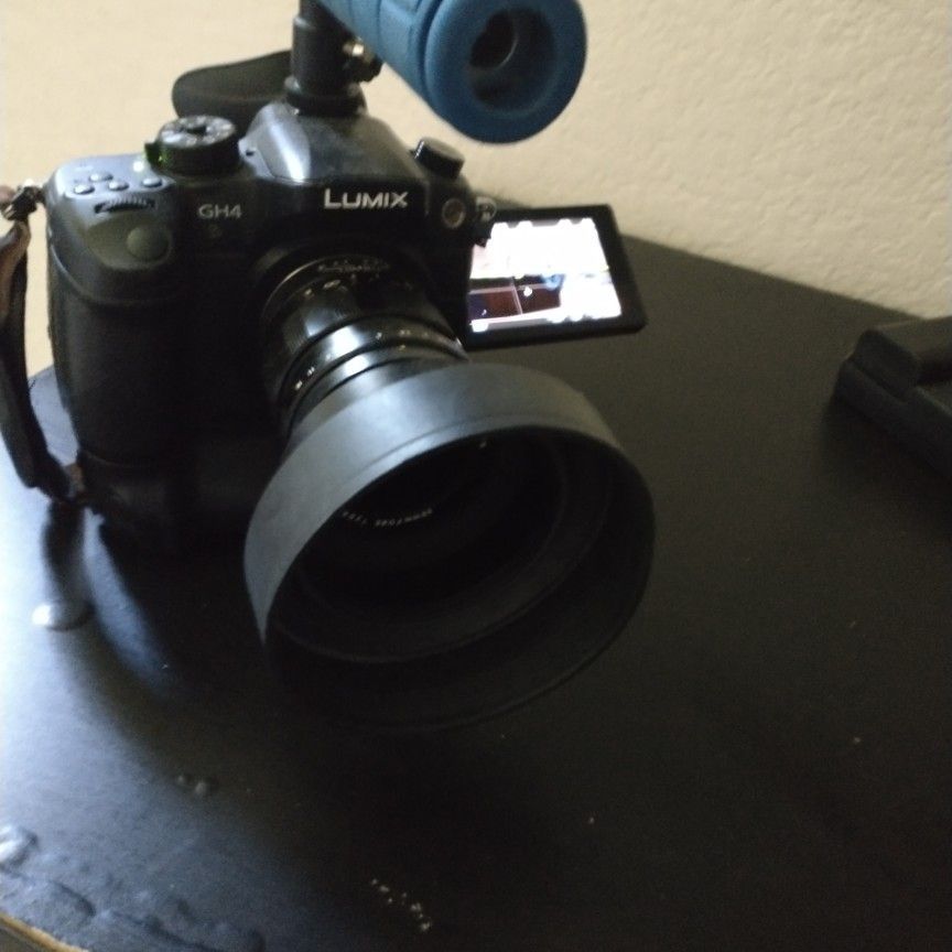 Panasonic Lumix GH4 Camera (Body Only) n Grip