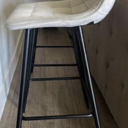 2 bar stools