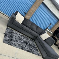 Black Sectional Sofa w/ Chaise & Pull-out Bed