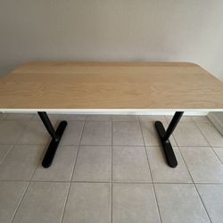 Bekant Desk
