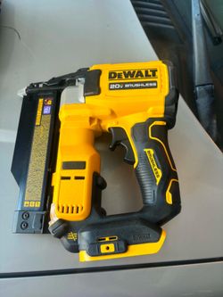 Atómic 20v Max lithium ion cordless 23 gauge nailer tool only