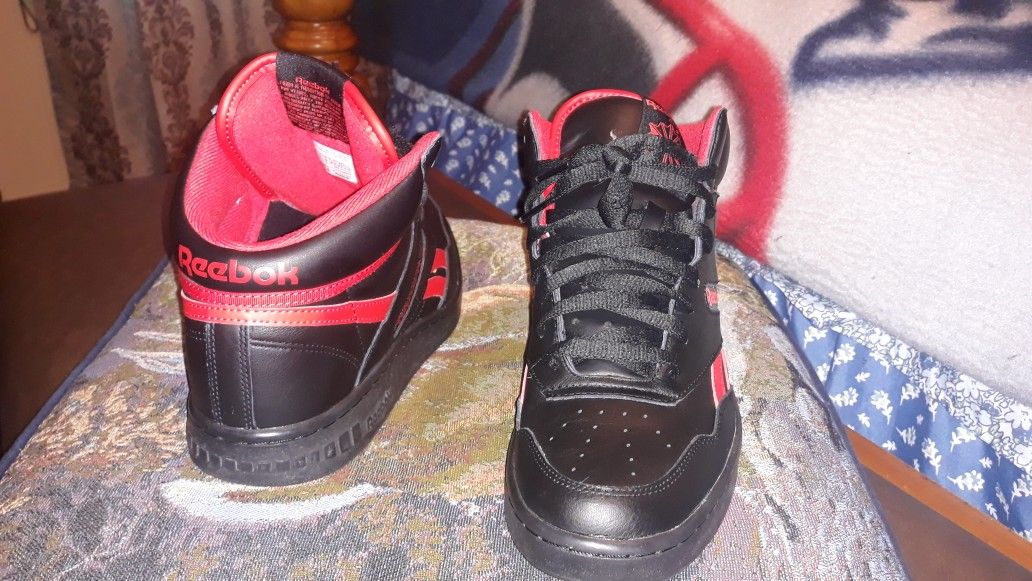 REEBOK SNEAKERS SIZE 9 RED/ BLACK