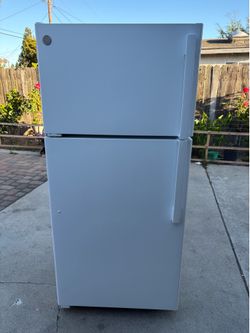 GE REFRIGERATOR