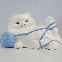VTG White Ceramic Persian Cat Playing with Yarn Figure Kitty Kitten Statue 12"