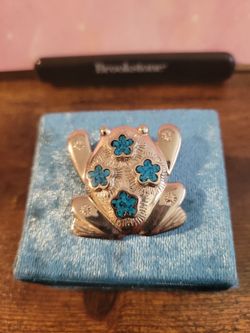 Trifari TM Faux Turquoise Enamel Silvertone Frog Brooch Pin 1.3" (Marilou)