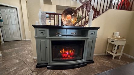 Beautiful and solid fireplace /tv stand in excellent condion 64”