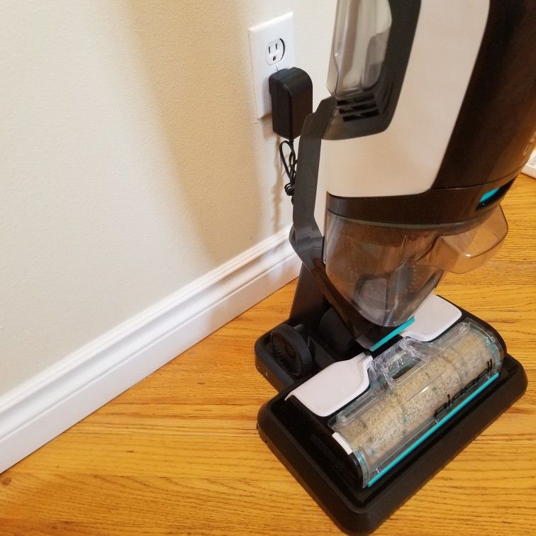 NEW cond CORDLESS BISSEL FLOOR CLEANING SOLUTION SYSTEM , AMAZING POWER SUCTION , WORKS EXCELLENT , IN THE BOX