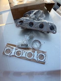 Manifold w/ gaskets for a nissan versa engine 1.8 engine 2009