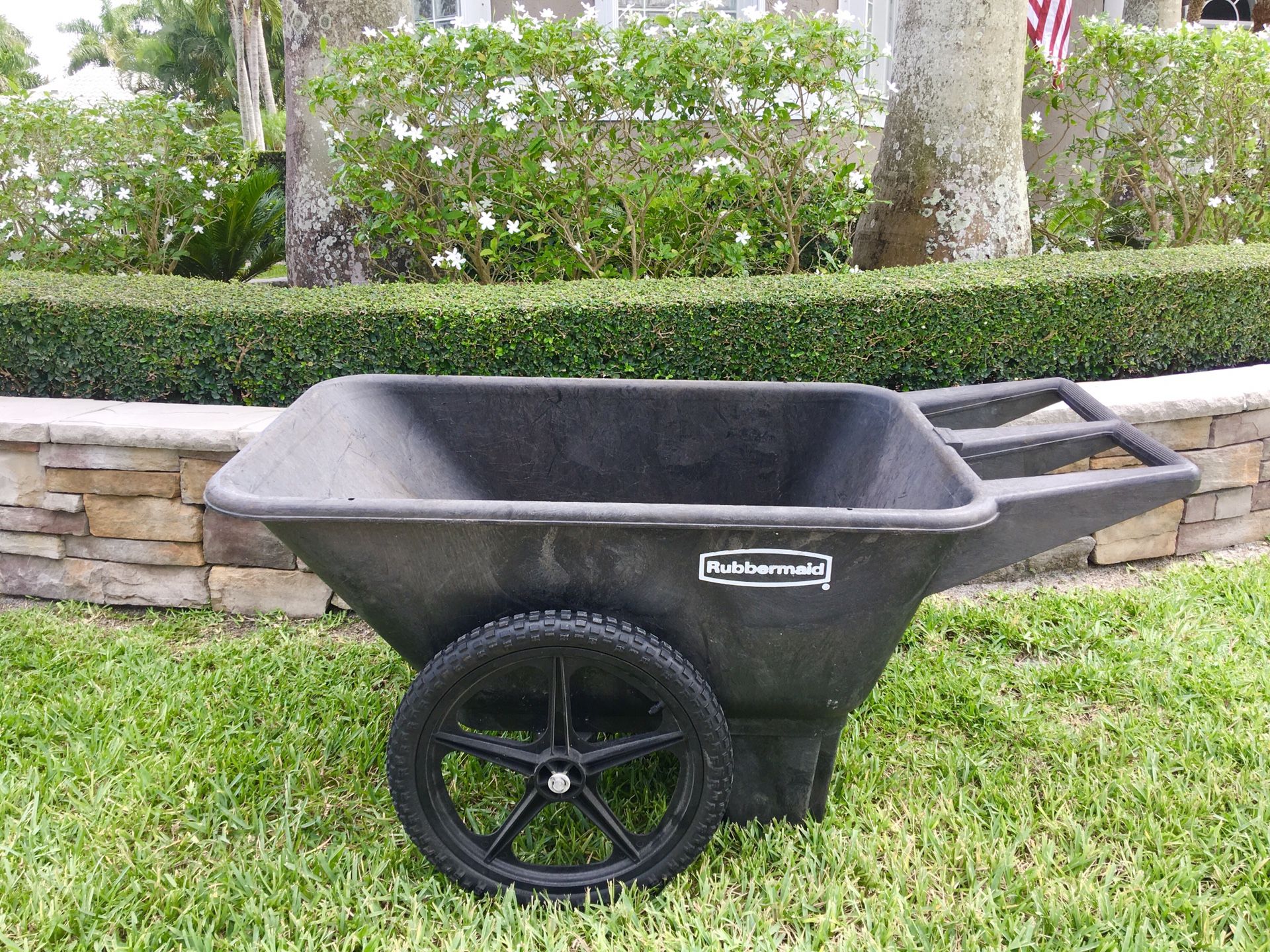 Rubbermaid 7.5 cu. ft. Yard Cart - Moving next week! for Sale in ...