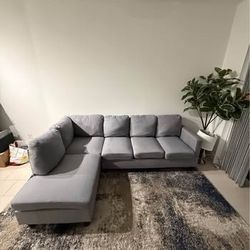 FURNITURE: Sectional Couch/ Sofá