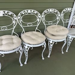 Hollywood regency 50’s Wrought Iron Table/ Chairs