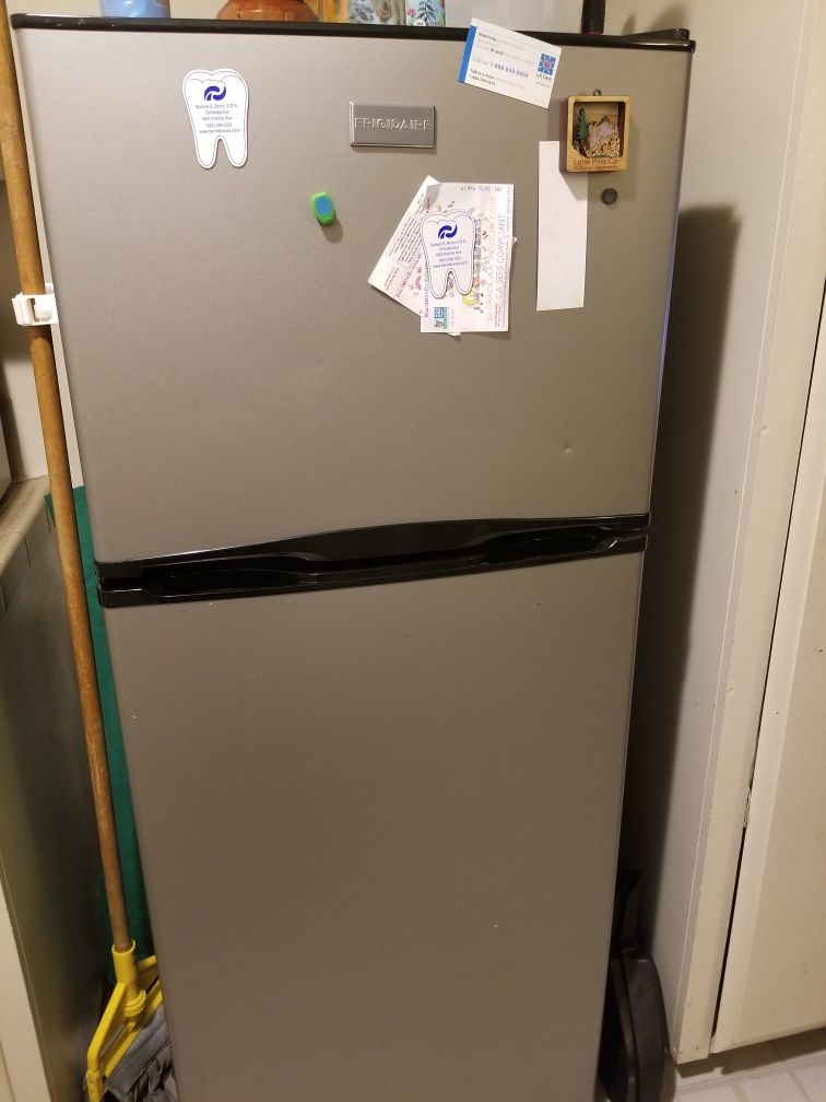 Frigidaire Refrigerator Silver/Black