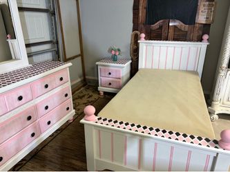 Super cute girls bedroom set