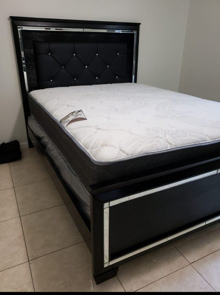NEW QUEEN MATTRESS WITH BOX SPRING ♨️ Bed frame is not available