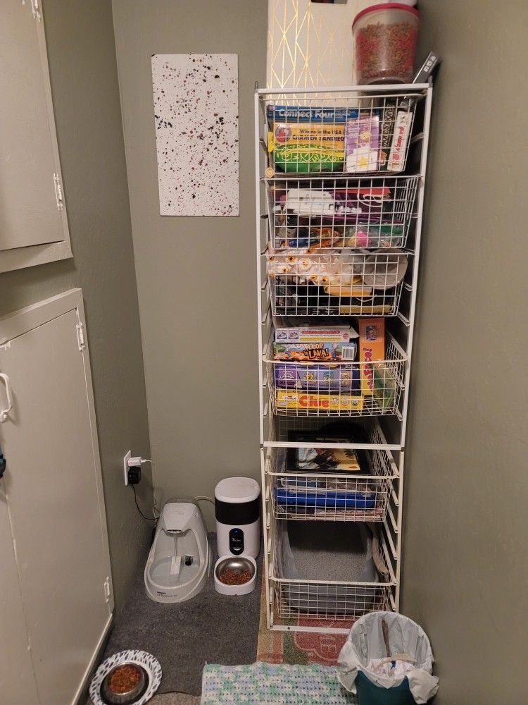 Wire Shelf With 6 Movable Bins