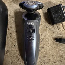 Phillips Norelco Electric Shaver. Like New!!