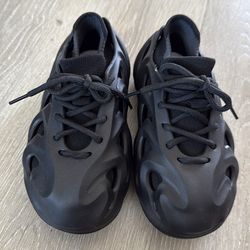 Toddler boy shoes size 11/ EU size 28