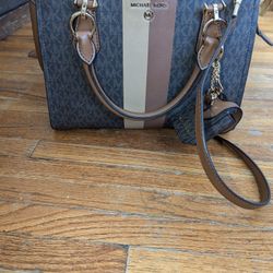 Michael Kors Cross Body In Excellent Condition 