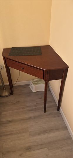 Corner desk