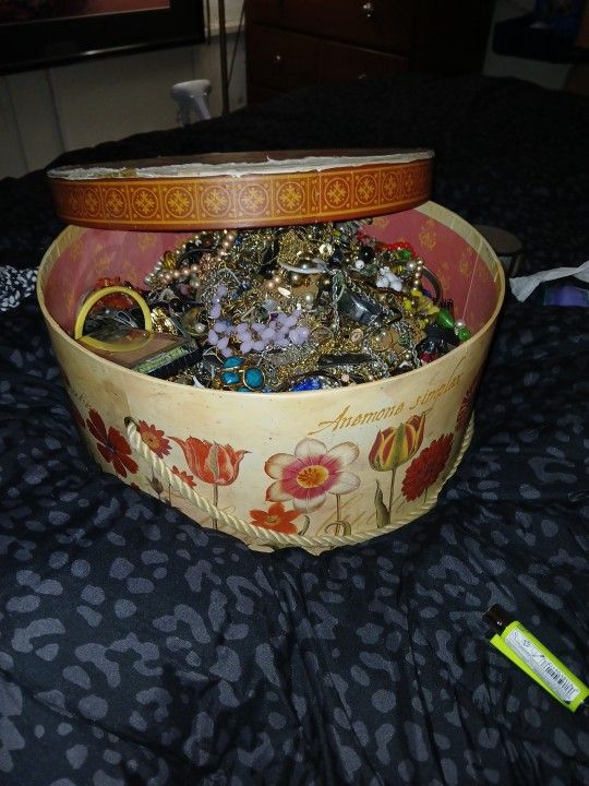 Jewelry 50 Lbs For Craft Alot Of Wearable Stuff Too