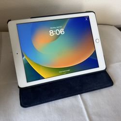 Apple iPad 5th Gen, 32GB, Fingerprint Touch ID, Cable & Charger,  A1822 (5th Generation iPad Tablet)