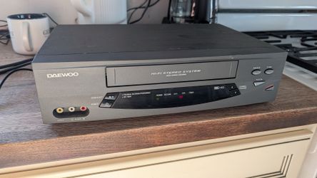 semi vintage daewoo VCR working condition videocassette player