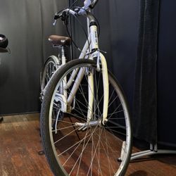 Schwinn 28" Women's 7-Speed Hybrid Bicycle (Used)