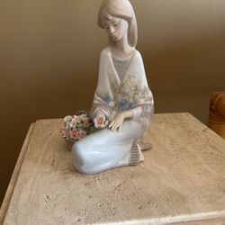 Lladro #7607 “Flower Song”