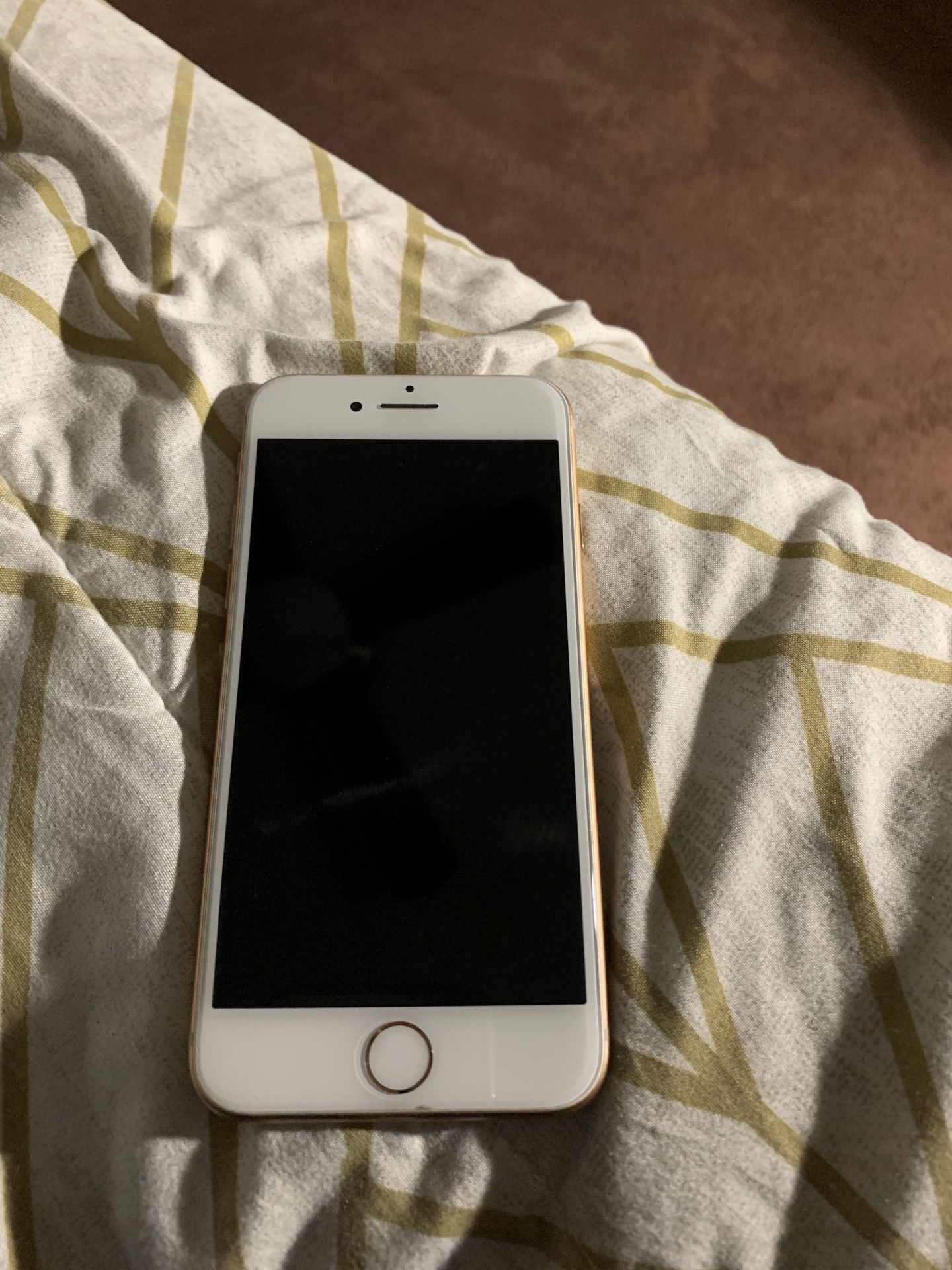 Selling iPhone 8 64GB gold