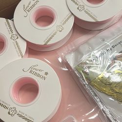 Flower wrapping paper pink/gold with pins and butterfly’s 3D and 4 pink ribbons florist