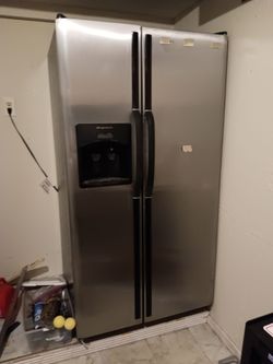 Fridgedaire side by side fridge/freezer