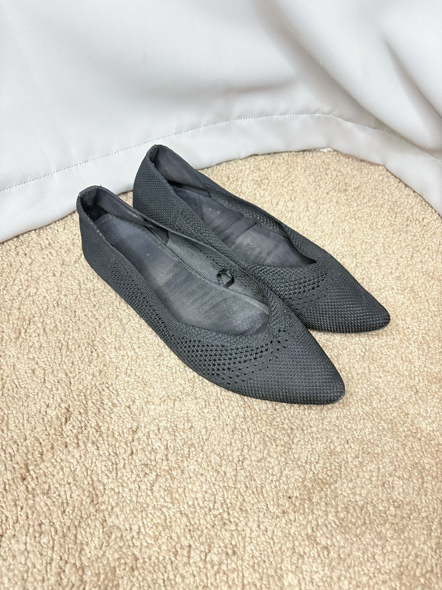 Black textured knit flats with a pointed toe #flats #classy #professional #basics #comfy