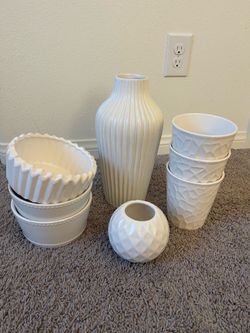 White pots and a vase bundle