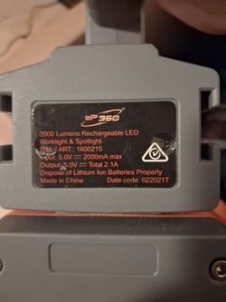 Este es un foco de trabajo y reflector LED recargable eP360 (modelo 1600215) con una potencia de 2000 lúmenes.Cuenta con especificaciones de entrada d