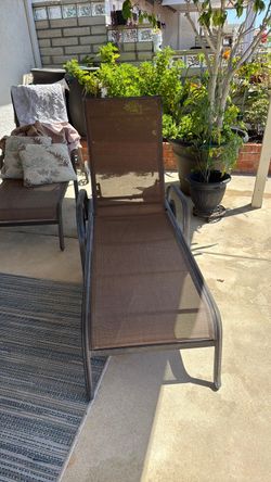 Lounge chair with wheels