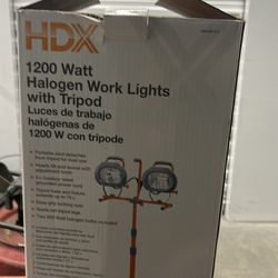 HDX halogen work light with tripod