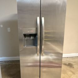 Like-new Frigidaire Refrigerator 