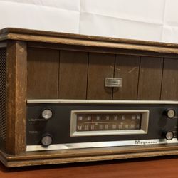 *VINTAGE MAGNAVOX OFMO22 TABLE TOP TUBE RADIO AM FM WALNUT*