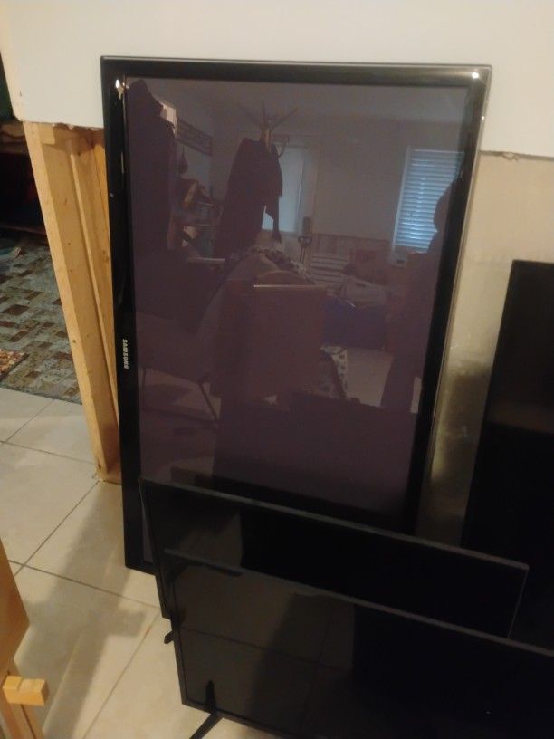 42 Inch Samsung Smart TV In Like New Cond. Really Great Picture 
