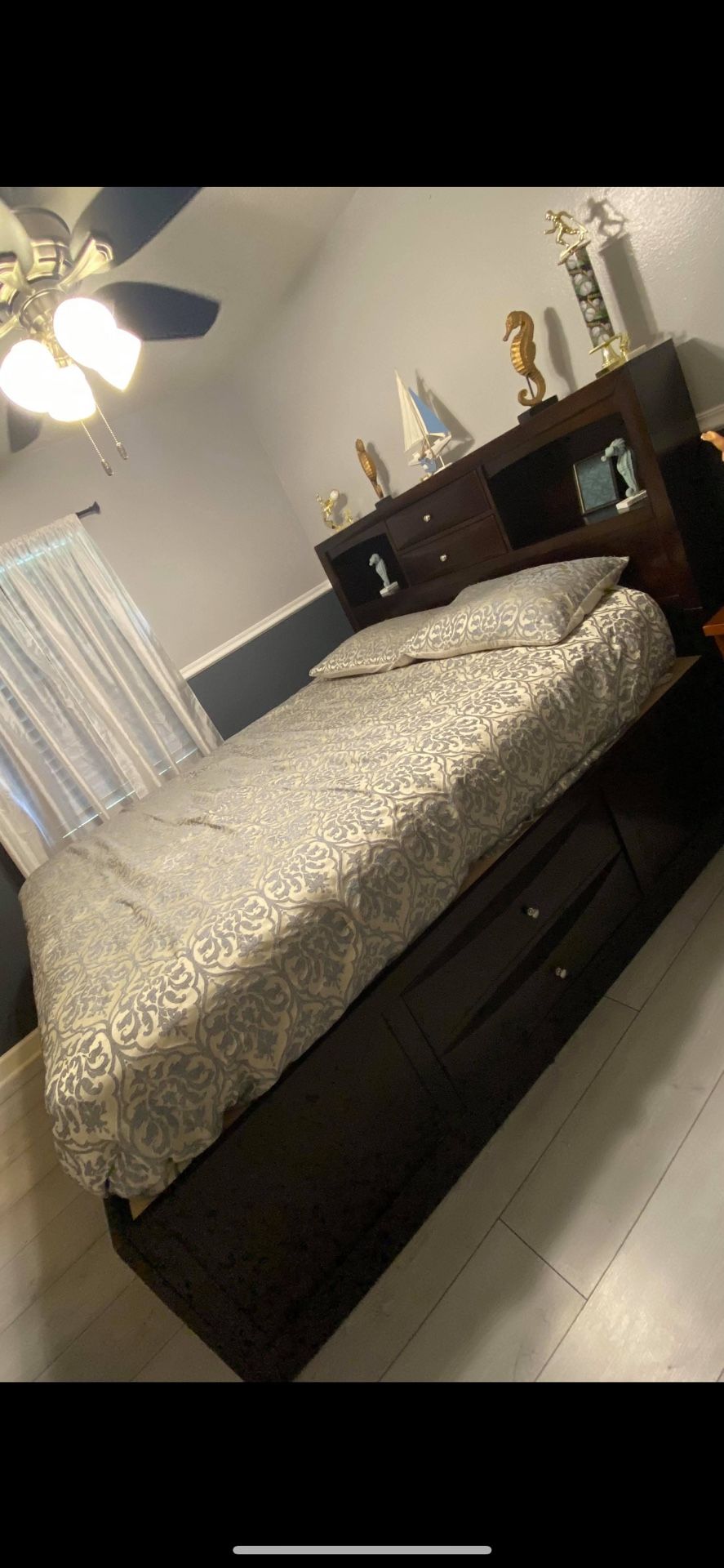 Queen Storage Bed/ queen dream touch collection mattress