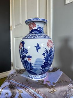 Elegant Chinese Style Porcelain Vase - Blue & White Floral Design, Jingdezhen Style