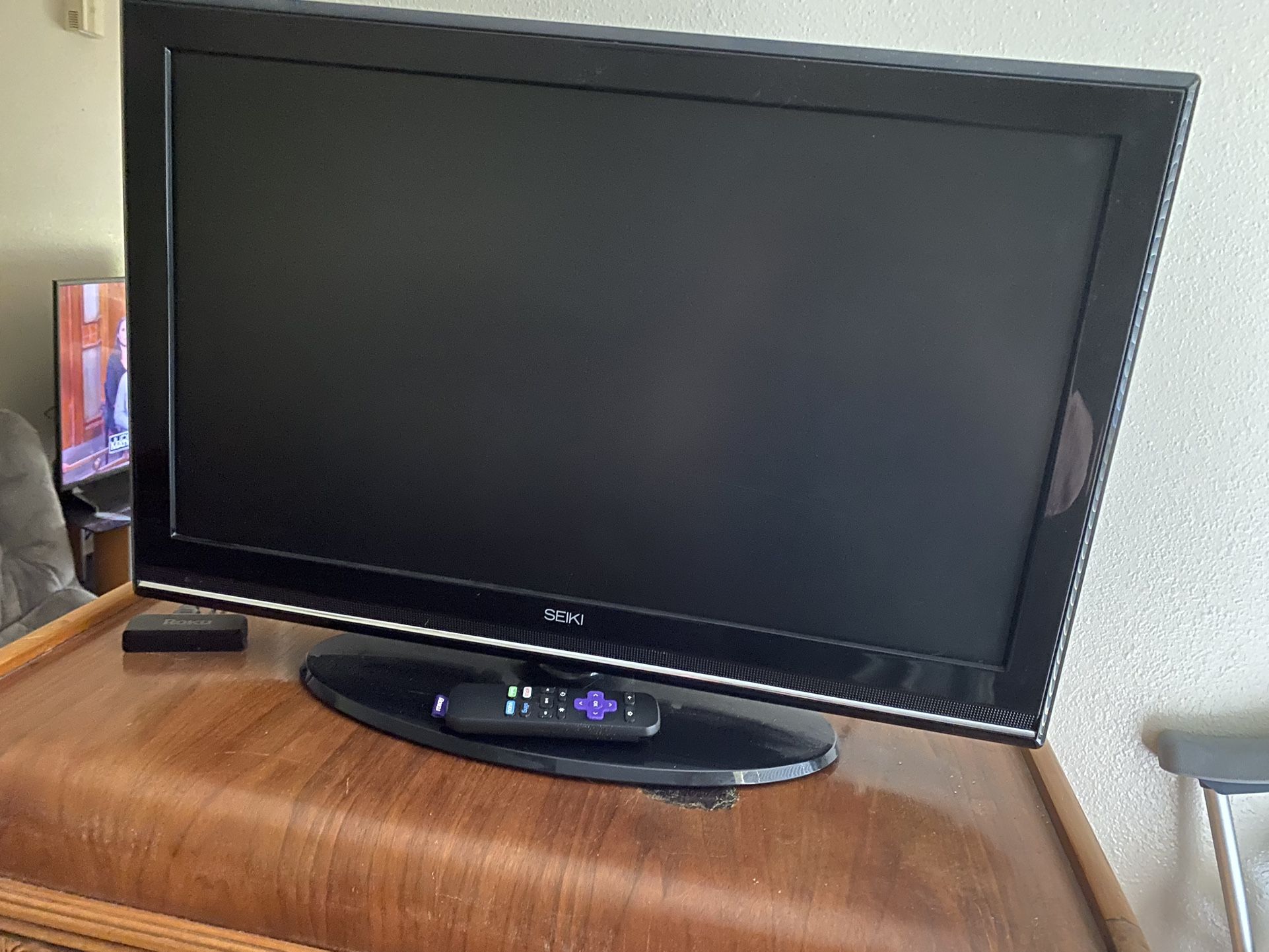 30 Inch Flat Screen Tv Includes Roku.