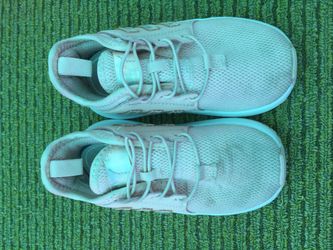 Tenis adidas size 7 K. $5.00