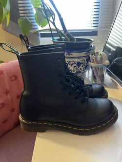 Women’s Dr.Martens Size 7
